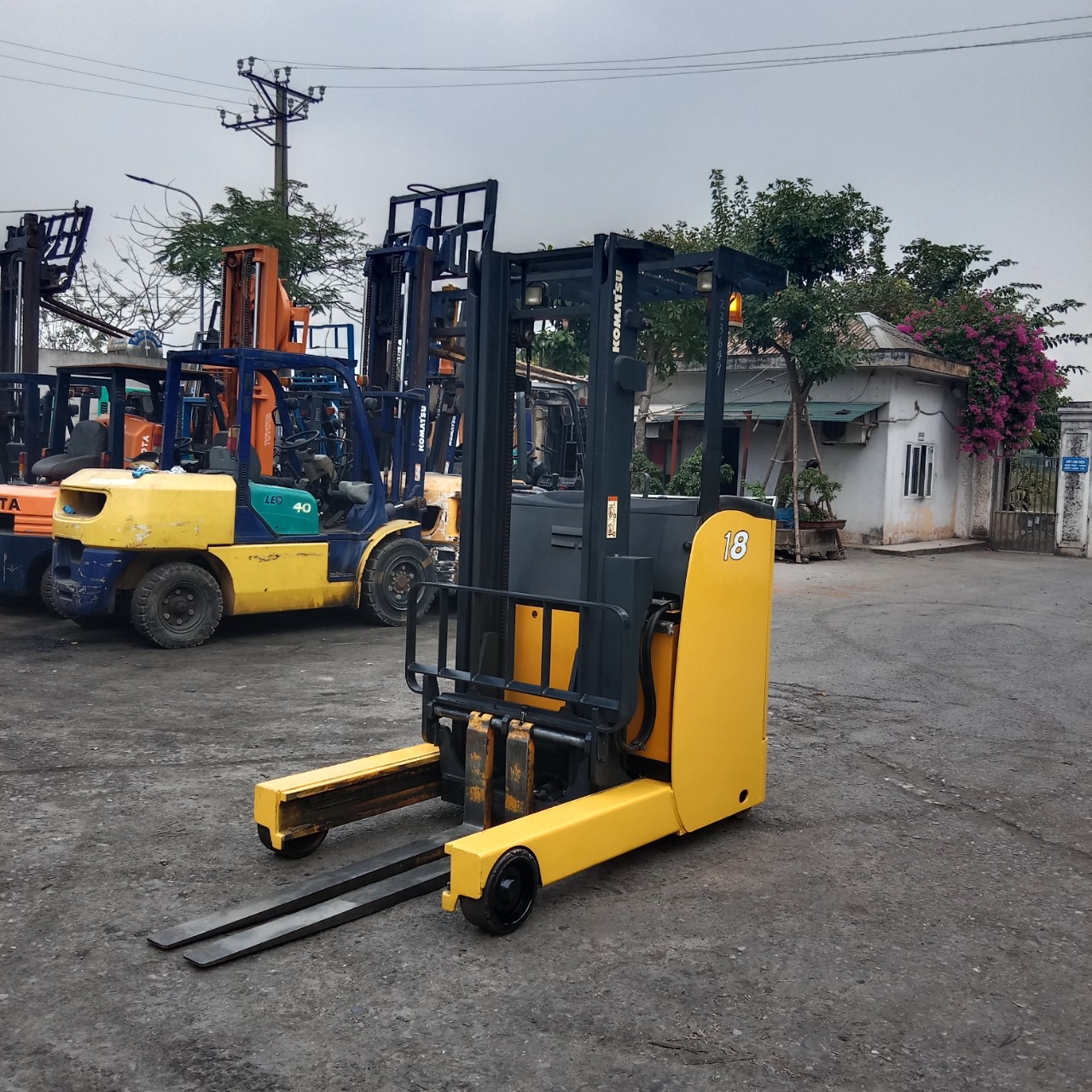Xe nâng điện Komatsu 1.8 tấn đứng lái