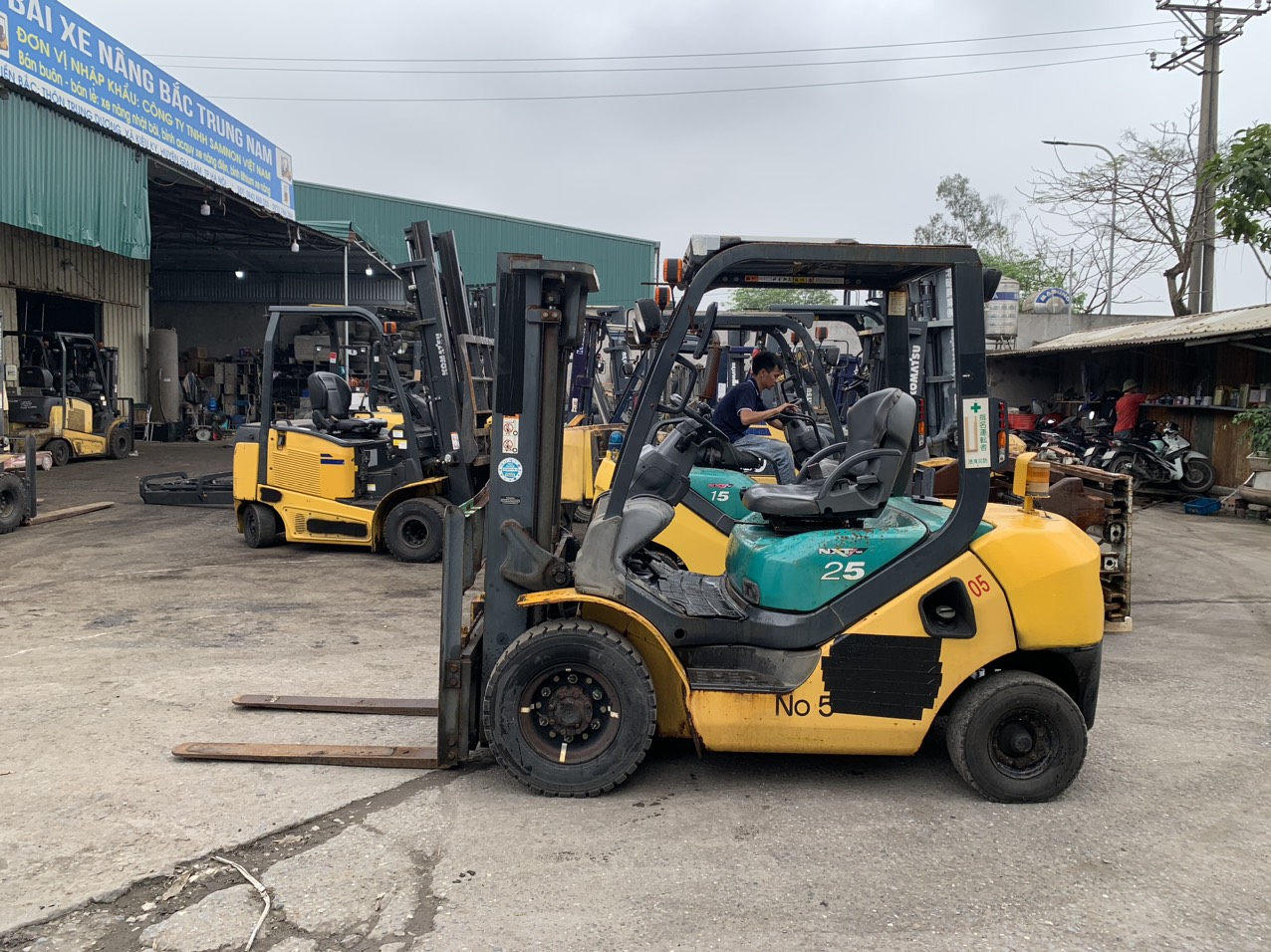 Xe nâng Komatsu máy dầu