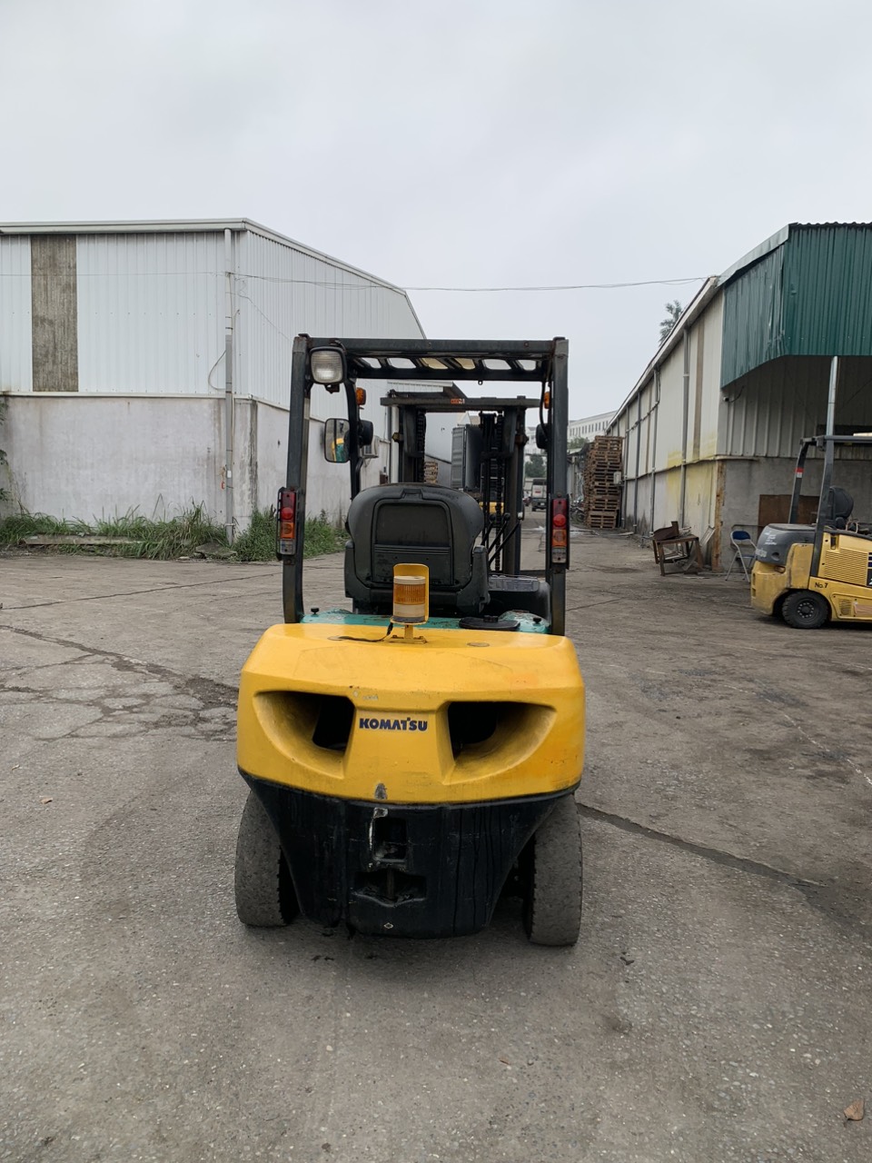 Xe nâng dầu 2.5 tấn