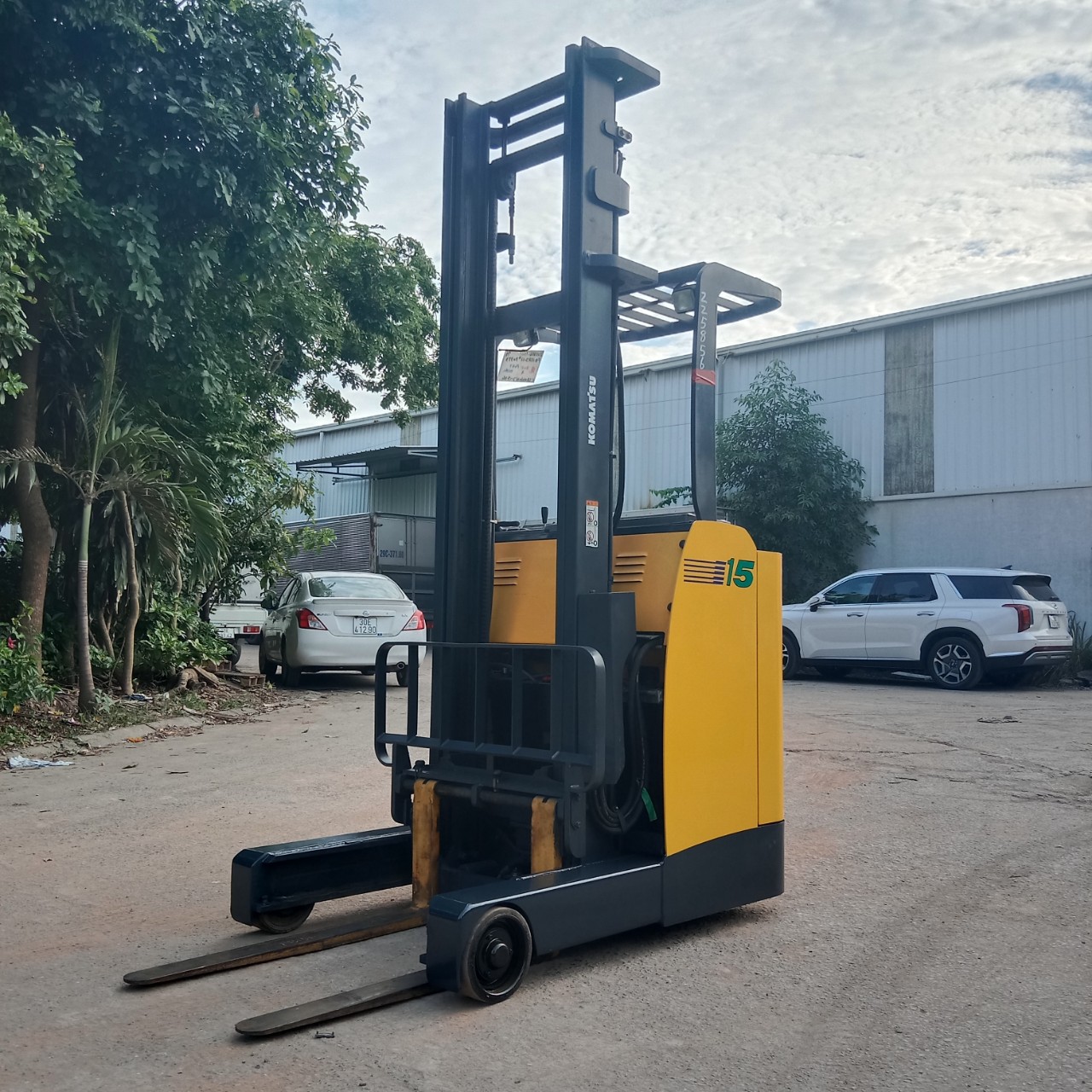 Xe nâng điện đứng lái cũ