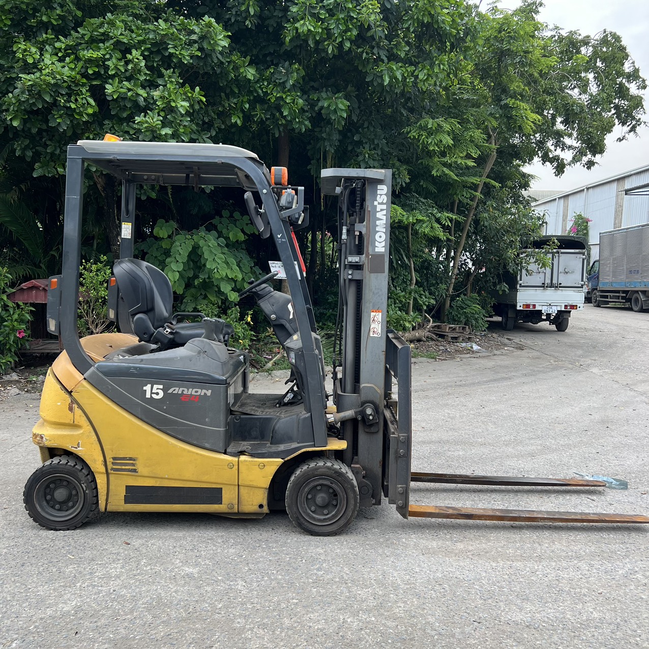 Xe nâng điện 1.5 tấn chui Container