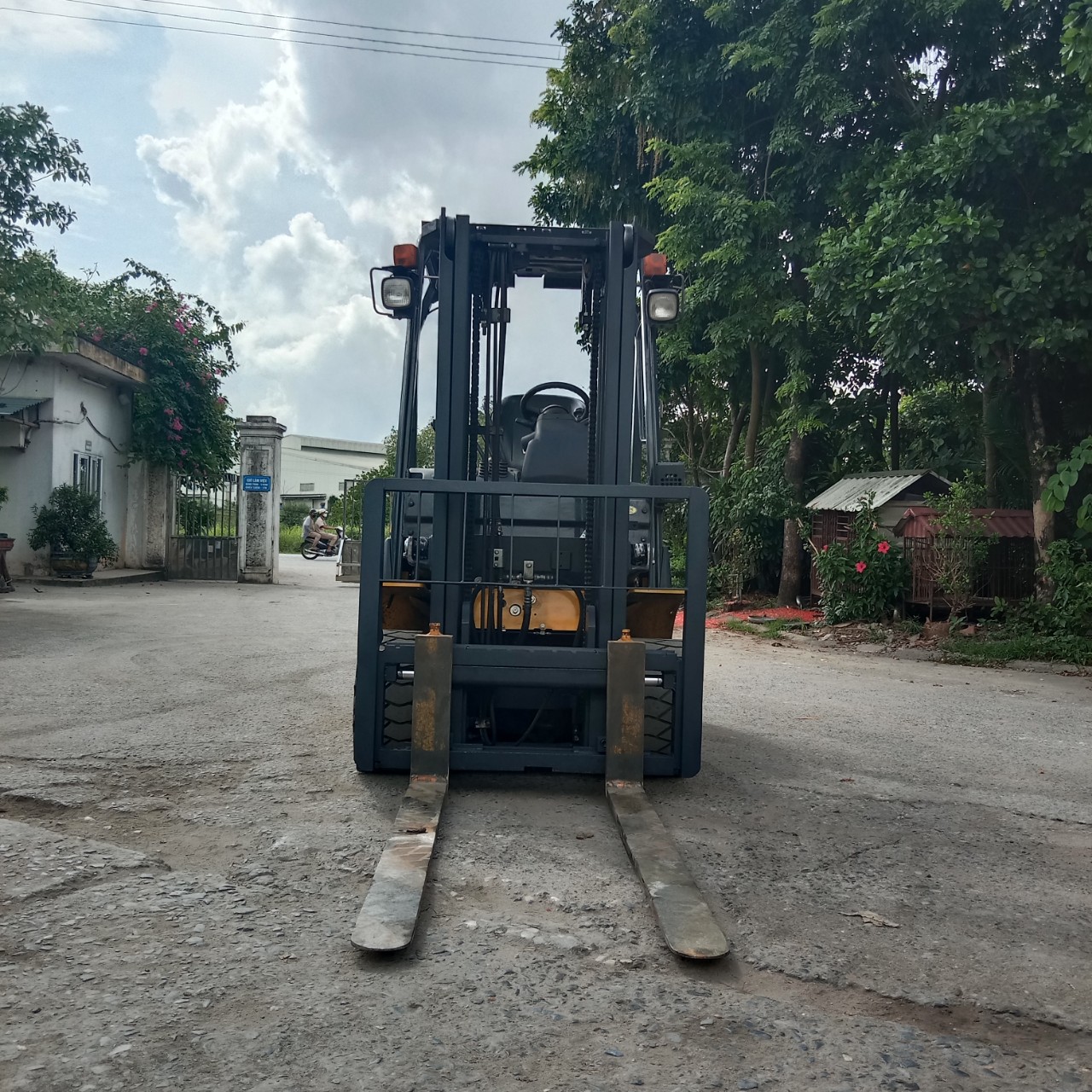 Xe nâng điện cũ 2.5 tấn
