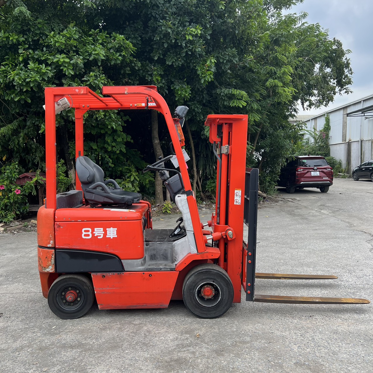 xe nâng điện chui container