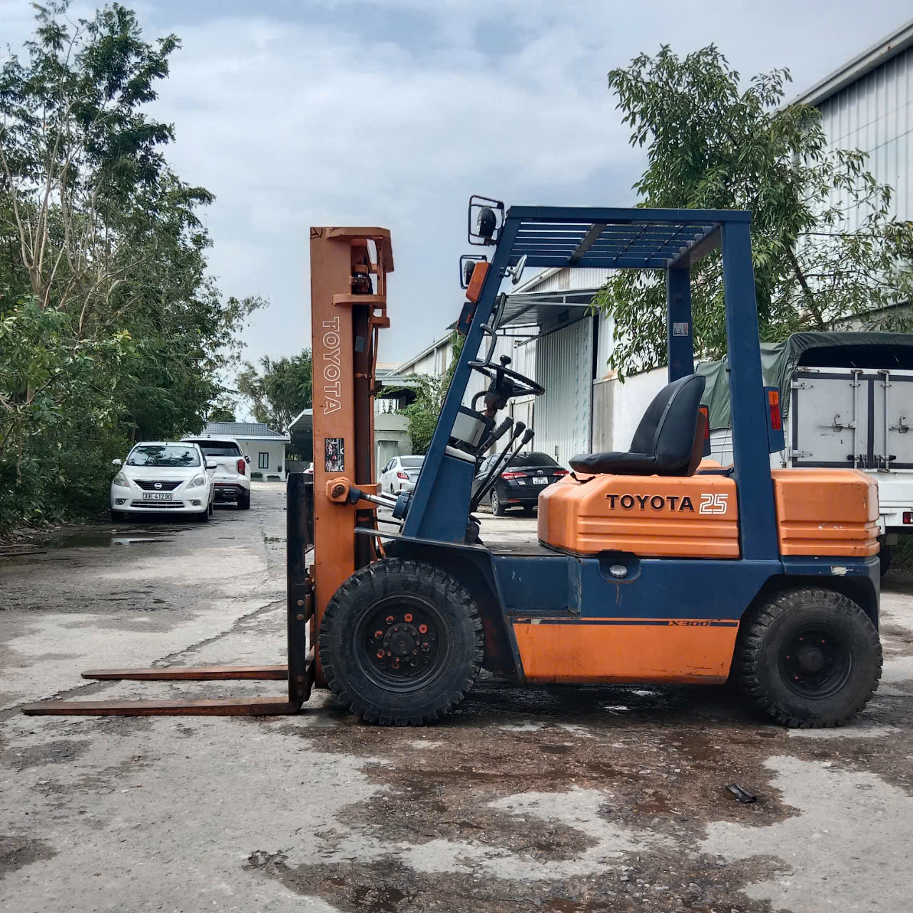 Xe nâng dầu 2.5 tấn đời 5