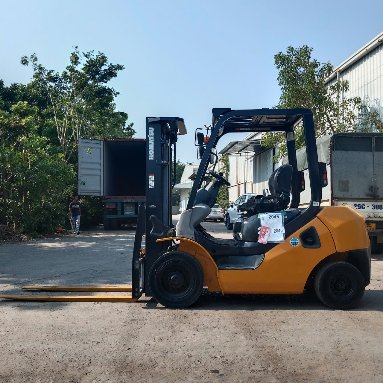 Xe nâng dầu 2.5 tấn số tự động Komatsu