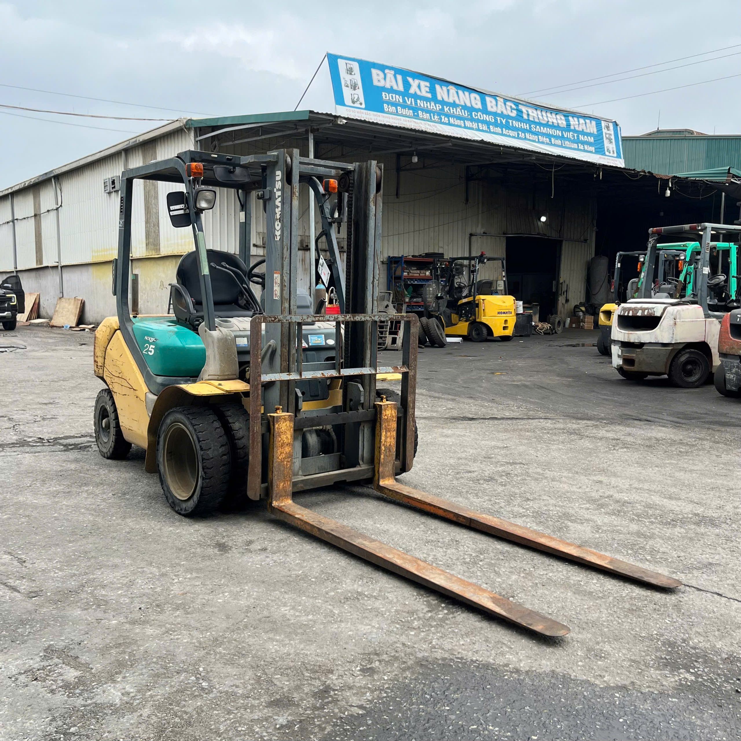 Xe nâng 2.5 tấn