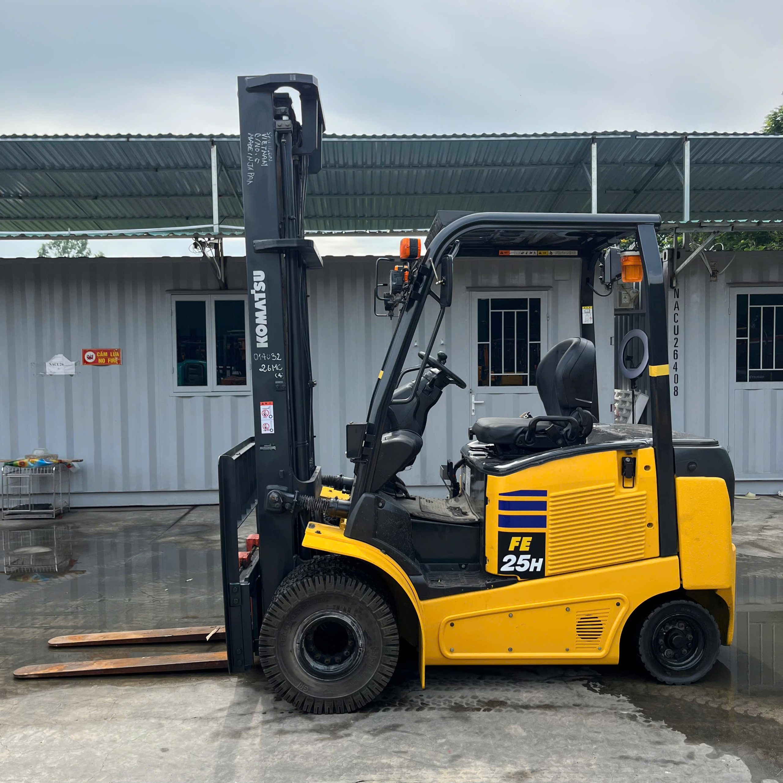Xe nâng điện Komatsu