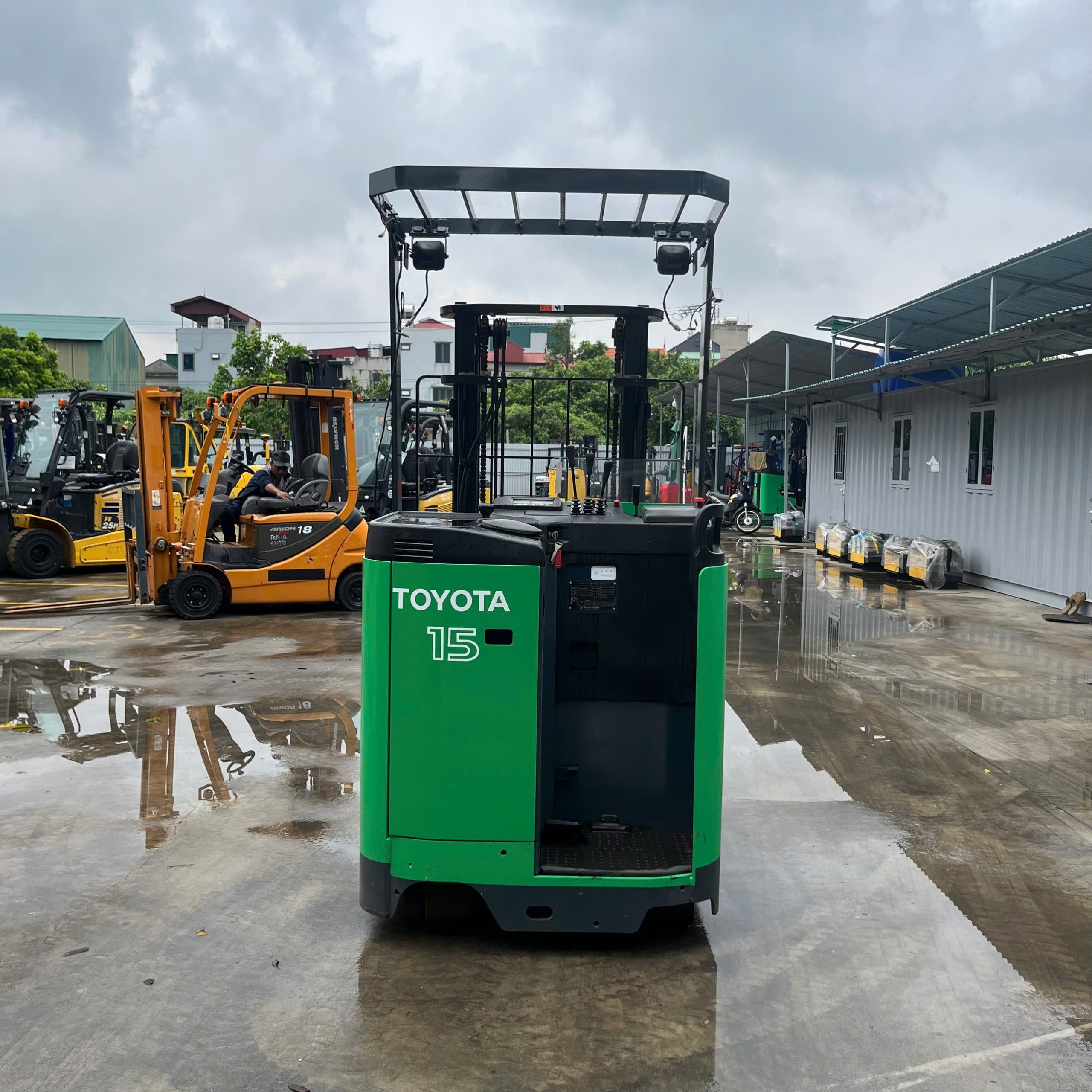 Xe nâng điện đứng lái