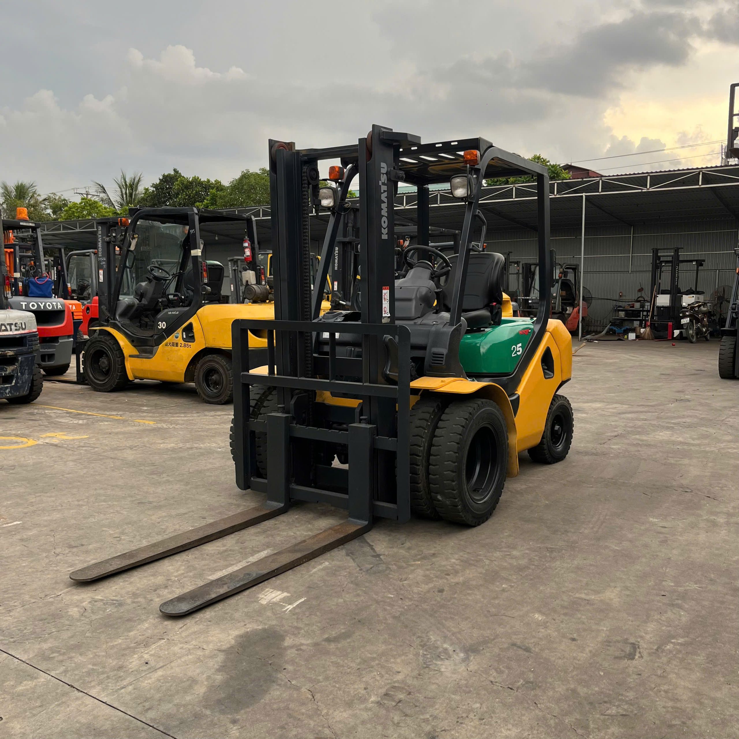 Xe nâng cũ Komatsu