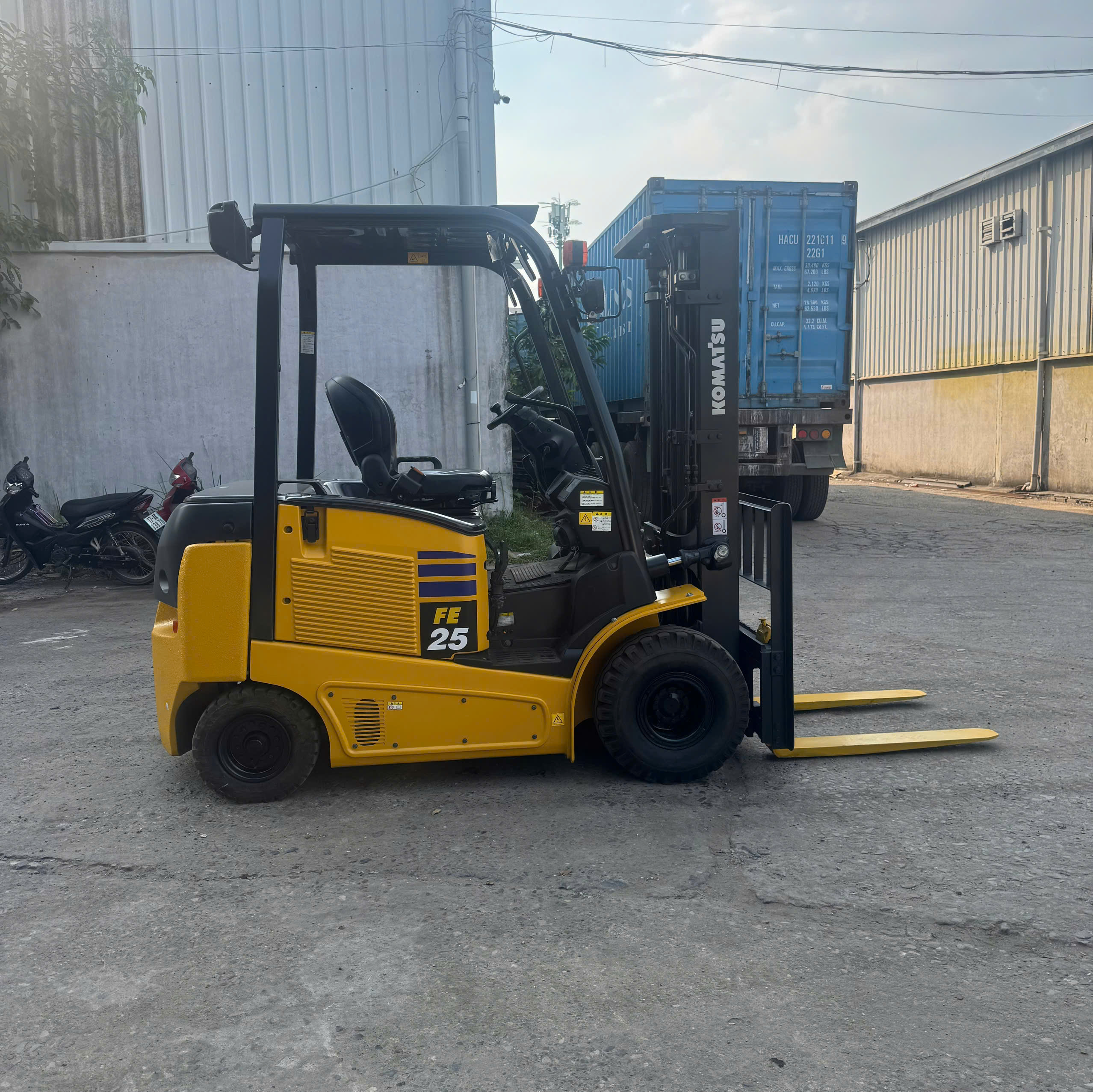 Xe nâng điện chui công